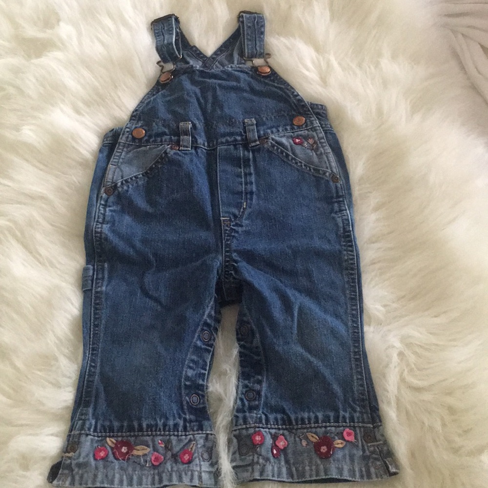 BabyGap girls overalls w/ flower detail 🌸 12M